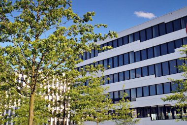 Modern bina. Modern ofis binası ile cam cephe.