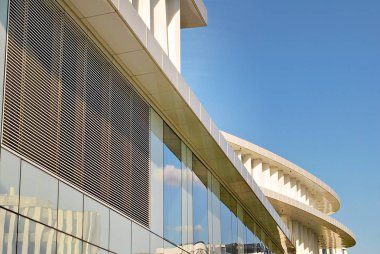 Modern bina. Modern ofis binası ile cam cephe.