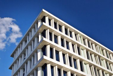 Modern bina. Modern ofis binası ile cam cephe.