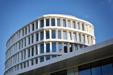 Modern bina. Modern ofis binası ile cam cephe.