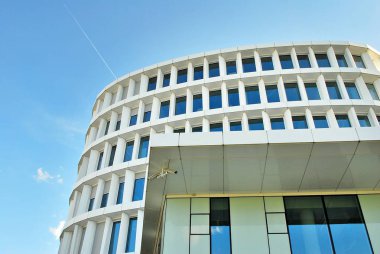 Modern bina. Modern ofis binası ile cam cephe.