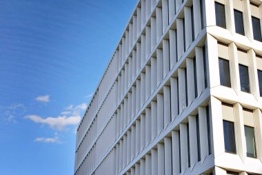 Modern bina. Modern ofis binası ile cam cephe.