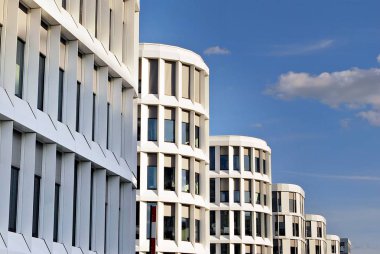 Modern bina. Modern ofis binası ile cam cephe.