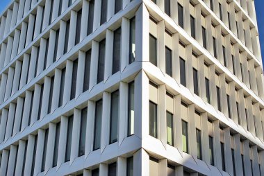 Modern bina. Modern ofis binası ile cam cephe.