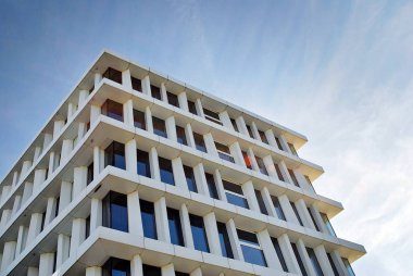 Modern bina. Modern ofis binası ile cam cephe.