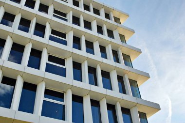 Modern bina. Modern ofis binası ile cam cephe.