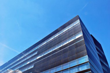 Modern bina. Modern ofis binası ile cam cephe
