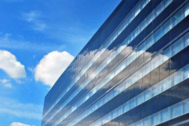 Modern bina. Modern ofis binası ile cam cephe.