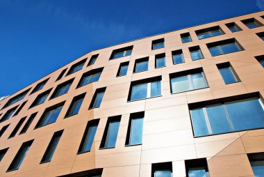 Modern bina. Modern ofis binası ile cam cephe.