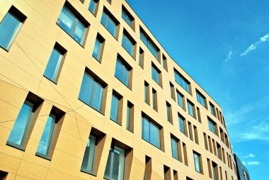 Modern bina. Modern ofis binası ile cam cephe.