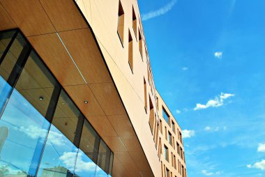 Modern bina. Modern ofis binası ile cam cephe.