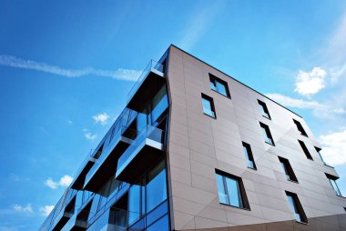 Modern bina. Modern ofis binası ile cam cephe.