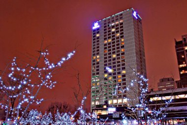 Modern bina. Camdan yapılmış modern ofis binası.