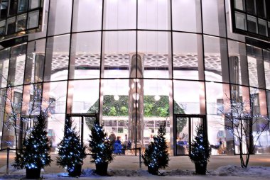 Varşova'daki ofis binaları geceleri,