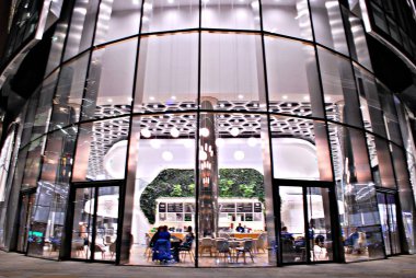 Varşova'daki ofis binaları geceleri,