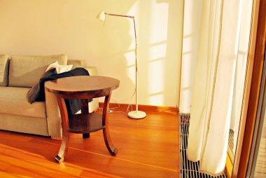 Modern bir binanın içinde..