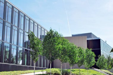 Modern bina. Modern ofis binası ile cam cephe