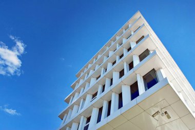 Modern bina. Modern ofis binası ile cam cephe