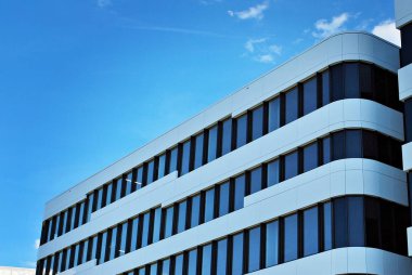 Modern bina. Modern ofis binası ile cam cephe