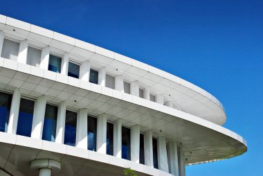 Modern bina. Modern ofis binası ile cam cephe.