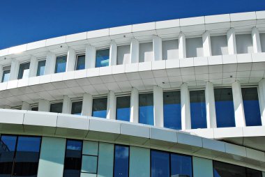 Modern bina. Modern ofis binası ile cam cephe.