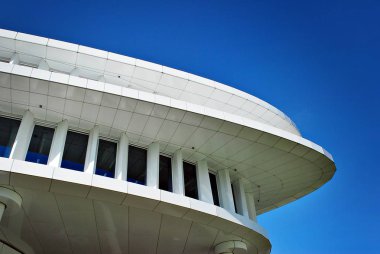 Modern bina. Modern ofis binası ile cam cephe.