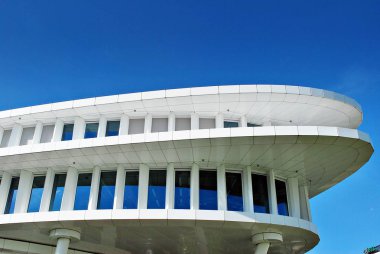 Modern bina. Modern ofis binası ile cam cephe.