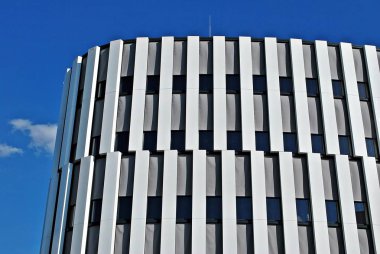 Modern bina. Modern ofis binası ile cam cephe.