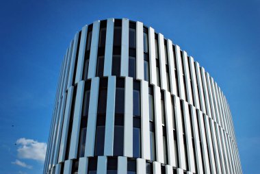 Modern bina. Modern ofis binası ile cam cephe.