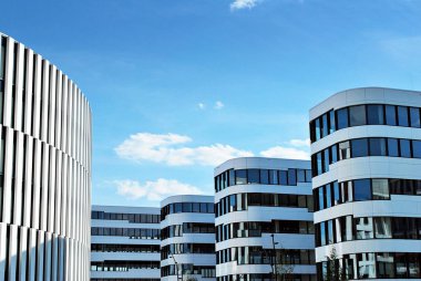 Modern bina. Modern ofis binası ile cam cephe.