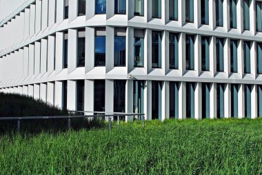 Modern bina. Modern ofis binası ile cam cephe