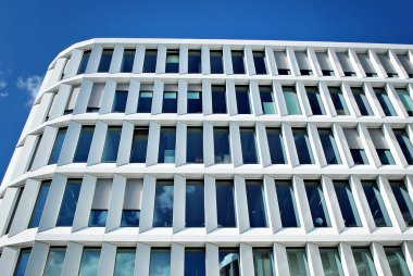 Modern bina. Modern ofis binası ile cam cephe