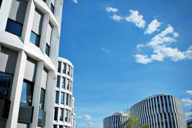 Modern bina. Modern ofis binası ile cam cephe