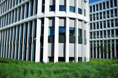 Modern bina. Modern ofis binası ile cam cephe