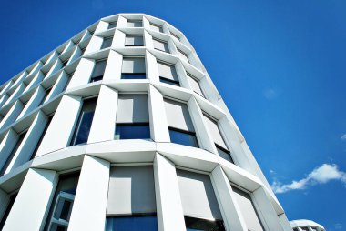 Modern bina. Modern ofis binası ile cam cephe