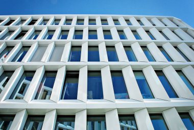 Modern bina. Modern ofis binası ile cam cephe