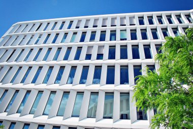 Modern bina. Modern ofis binası ile cam cephe