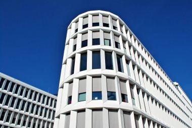 Modern bina. Modern ofis binası ile cam cephe