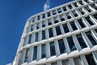 Modern bina. Modern ofis binası ile cam cephe