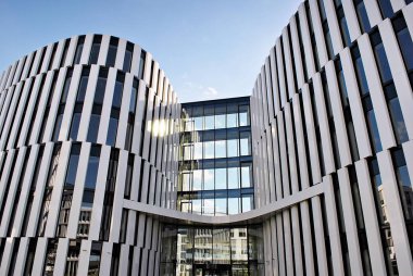 Modern bina. Modern ofis binası ile cam cephe