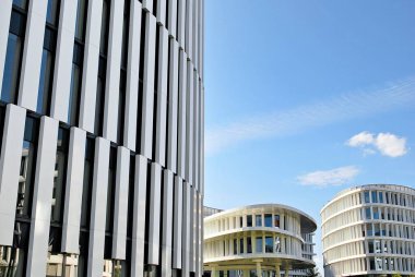 Modern bina. Modern ofis binası ile cam cephe