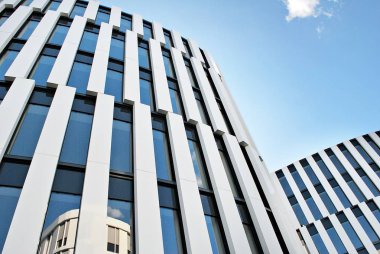 Modern bina. Modern ofis binası ile cam cephe