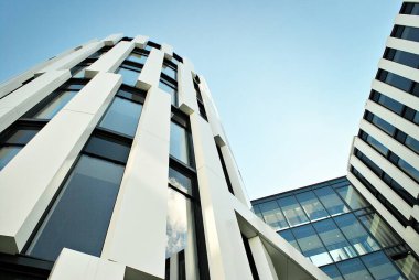 Modern bina. Modern ofis binası ile cam cephe