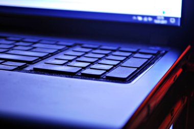 Parmak manifatura, bilgisayar klavyesindeki kapat