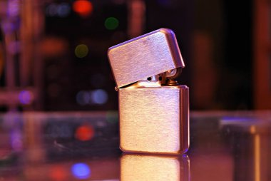 hafif benzin. Gümüş metal daha hafif