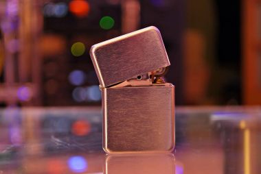 hafif benzin. Gümüş metal daha hafif