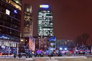 Modern bina. Camdan yapılmış modern ofis binası.