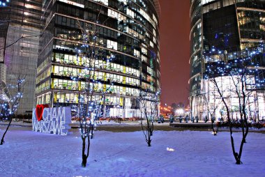 Varşova'daki ofis binaları geceleri, 