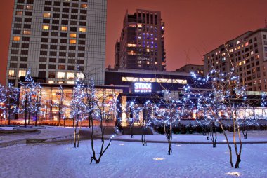 Modern bina. Camdan yapılmış modern ofis binası.