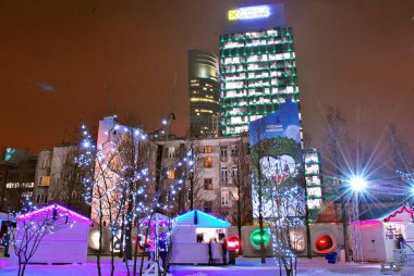 Modern bina. Camdan yapılmış modern ofis binası.